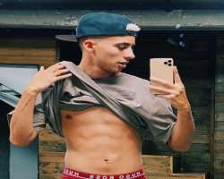 The star is a fitness freak and also sweats at the gym to maintain his six-pack abs.